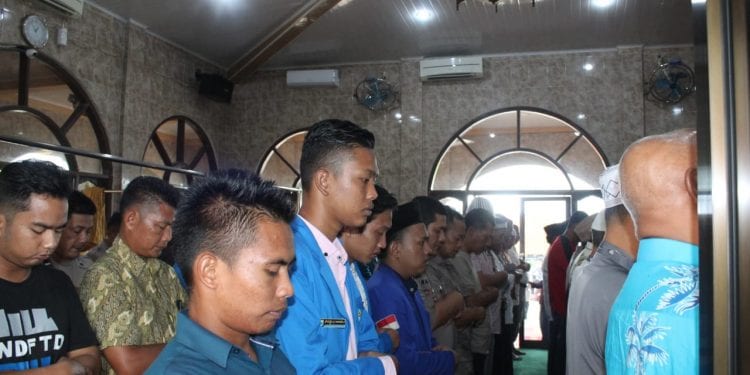 Mahasiswa Asahan sholat ghaib.