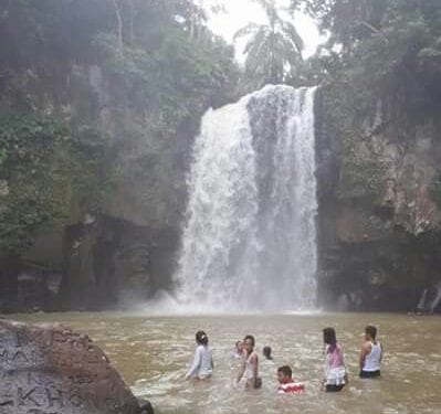 Warga yang menikmati sejuknya air terjun Simonang-monang Asahan.