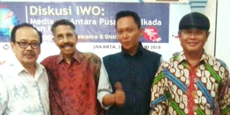 August Parengkuan (batik warna coklat) saat menghadiri acara diskusi IWO