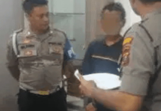 Tersangka pelaku cabul saat diintrogasi polisi.