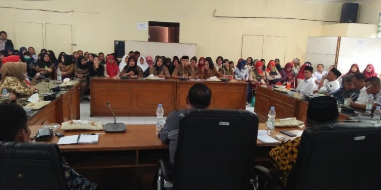 (Ignatius Siagian/taslabnews)

Suasana rapat dengar pendapat (RDP) terkait gaji 273 CPNS di Ruang Rapat Kantor DPRD Kota Tanjungbalai, Senin (7/10).