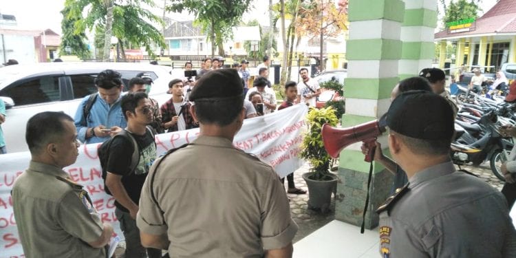 Situasi Unjukrasa WAHAPI di kantor DPRD Tanjungbalai.