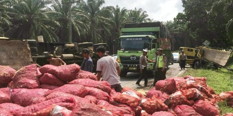 Tiga Truk Terlibat Tabrakan Beruntun di Jalinsum Torgamba, Labusel.