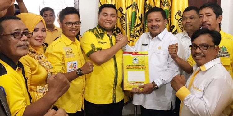 teks & foto: richard silaban
Hendri Yanto Sitorus SE (kanan) menyerahkan berkas formulir pendaftaran balon bupati kepada Ketua Golkar Labuhanbatu Utara, Drs H Ali Tambunan.