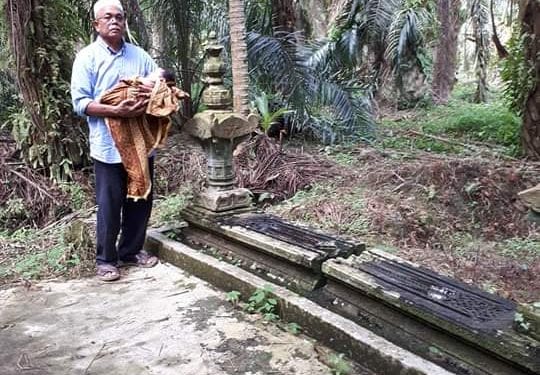 Keturunan Sultan Asahan Tengku Alexander membawa cucunya berziarah ke makam tua di Sei Kamah yang diyakini sebagai makam Sultan Asahan ke 5.