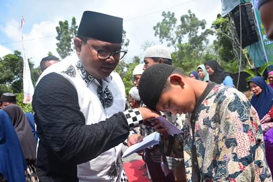 Walikota Tanjungbalai HM Syahrial memberikan santunan.