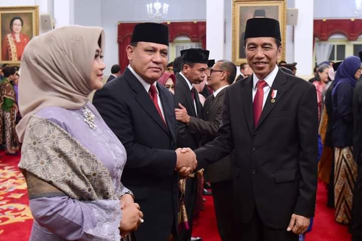 Firli Bahuri Ketua KPK menerima ucapan selamat dari Presiden Jokowi usai dilantik menjadi Pimpinan KPK di Istana Negara.