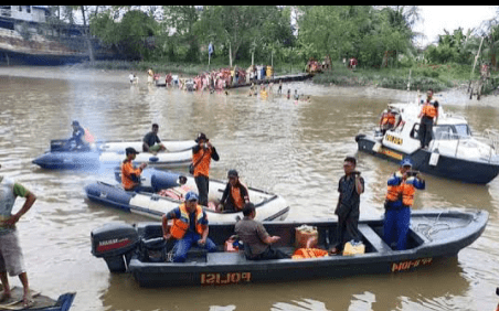 Tim gabungan melakukan penyisiran mencari korban dan mengevakuasi jenazah korban yang hanyut di sungai Kapias Tanjungbalai.