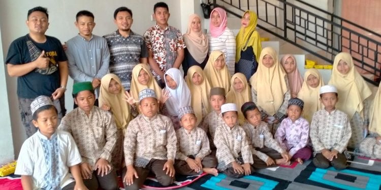 Julhamadi Munthe berfoto bersama teman seperjuangan dan anak-anak yatim dari panti asuhan Namira Rantauprapat, pada peresmian Warkop iKa eRhA.