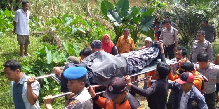 (Richad Silaban/taslabnews)
Jenazah warga Labura yang hanyut di sungai saat dievakuasi.