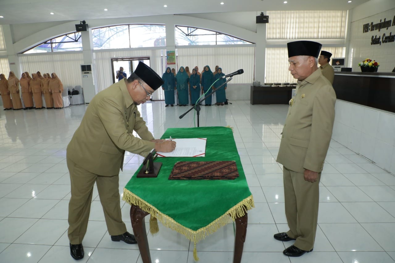 Bupati Asahan Surya melantik 19 pejabat.