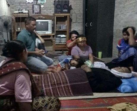 Jenazah warga Batubara yang tewas minum racun saat disemayamkan di rumah duka.