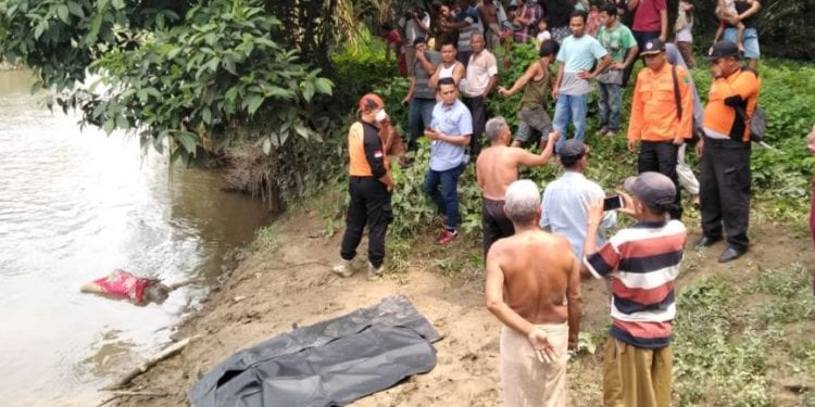 foto & teks: richard silaban  ■
Mayat Mr X ditemukan di pinggir aliran sungai Kualuh Lingkungan XIII Pangasehan, Kelurahan Gunting Saga. 