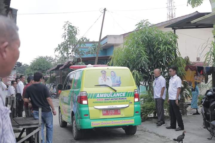 Mobil ambulans milik pemko Tanjungbalai yang memasang foto walikota dan istri tanpa memasang foto Wakil Walikota H Ismail.