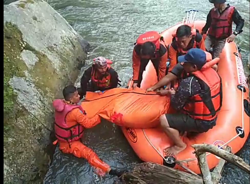 Tim gabungan Basarnas mengevakuasi jenazah pelajar SMP yang hanyut di sungai Silau Asahan.