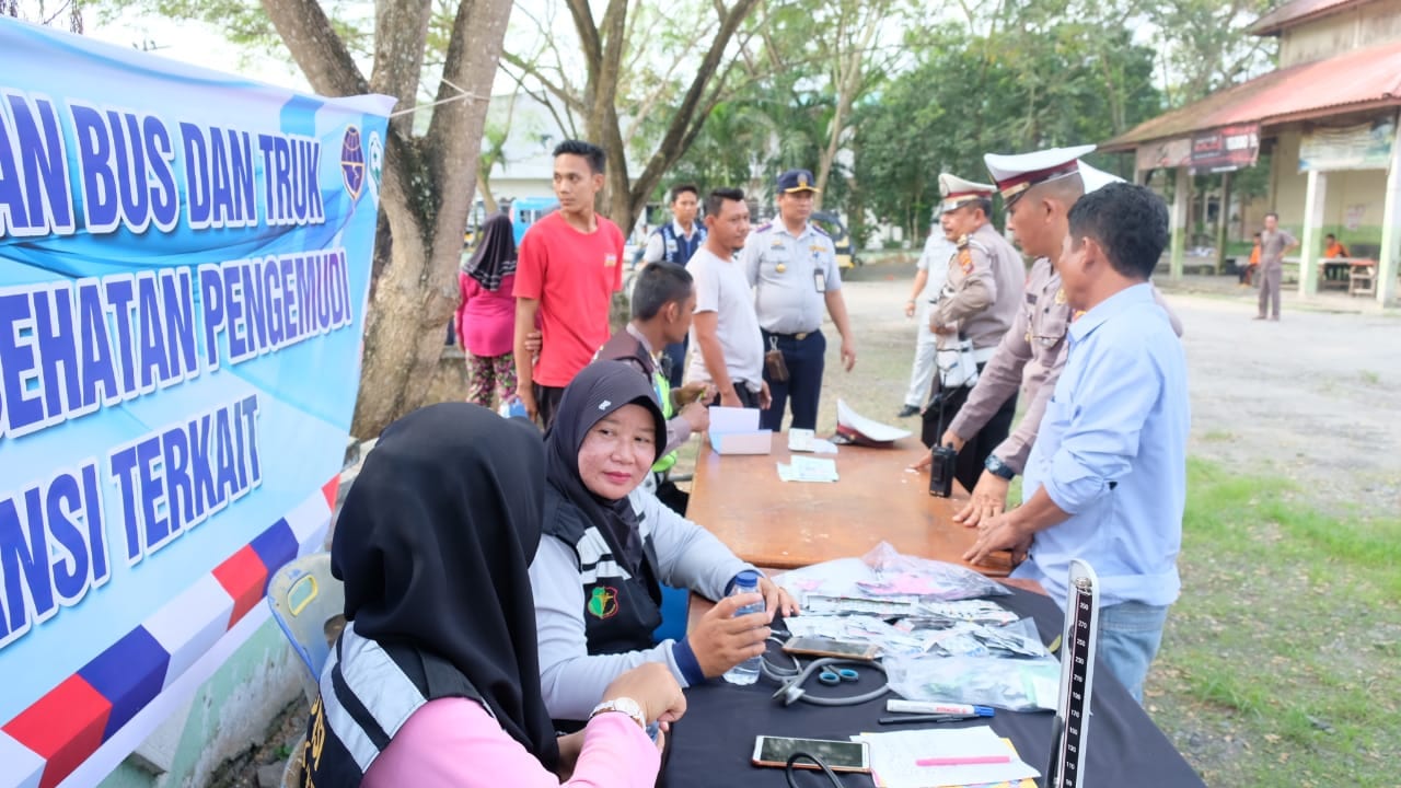 (Ignatius Siagian)  Suasana pemeriksaan layak jalan bus dan truk serta kesehatan sopir.