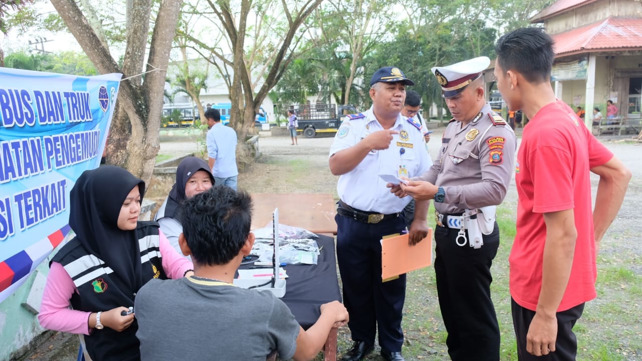 (Ignatius Siagian)  Suasana pemeriksaan layak jalan bus dan truk serta kesehatan sopir.