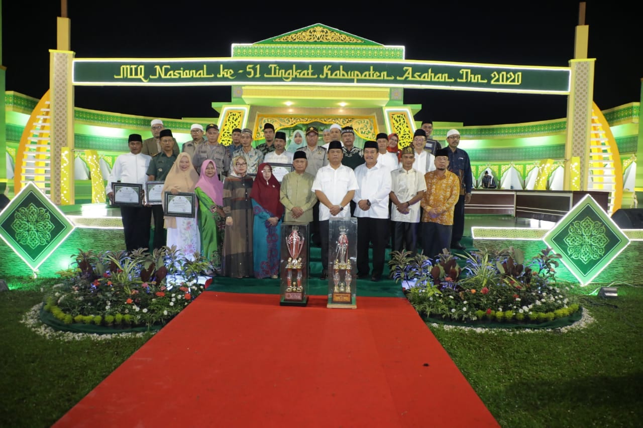 Bupati Asahan Surya foto bersama panitia dan pemenang di MTQ ke-51.