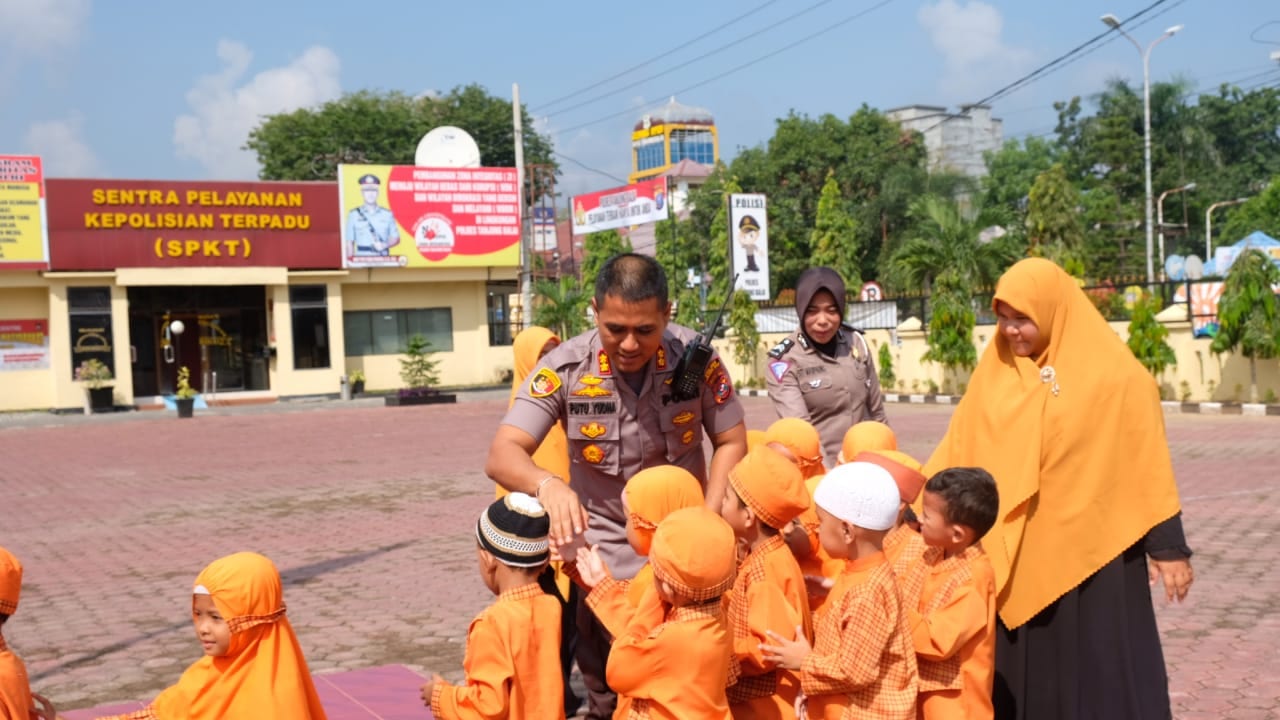 Terima Kunjungan Murid TK Darul Fikri, Kapolres Tanjungbalai Menggendong 2 Anak