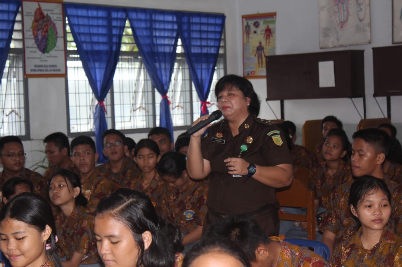 Kasi Penkum Kejatisu Sumanggar Siagian mberi penyuluhan ke siswa-siswi SMA Negeri 17 Medan.