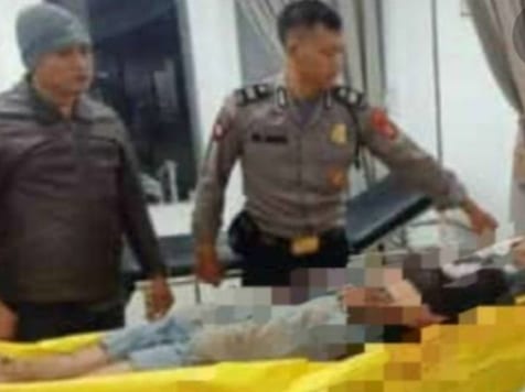 Jenazah oknum polisi yang tewas dikeroyok warga.