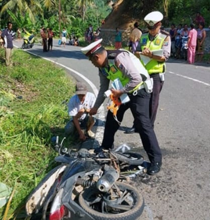 Personel satlanta melakukan olah TKP kecelakaan yang menewaskan korban.