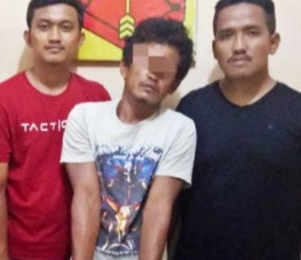 Tersangka pelaku pencurian di Labura saat di kantor polisi.