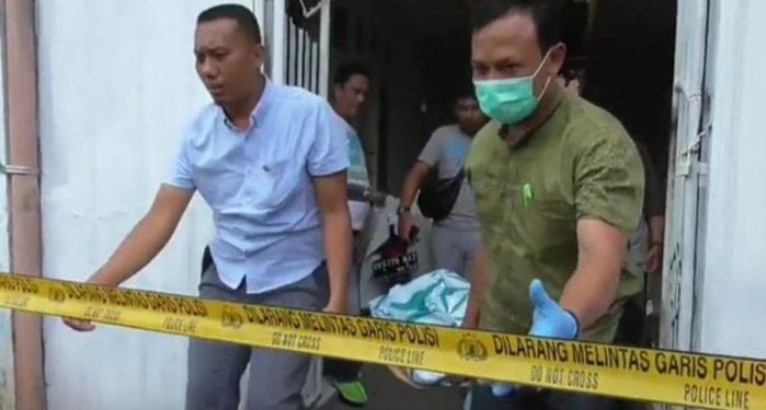 Jenazah mahasiswa asal Siantar yang bunuh diri di kamar kos di Medan saat dievakuasi.