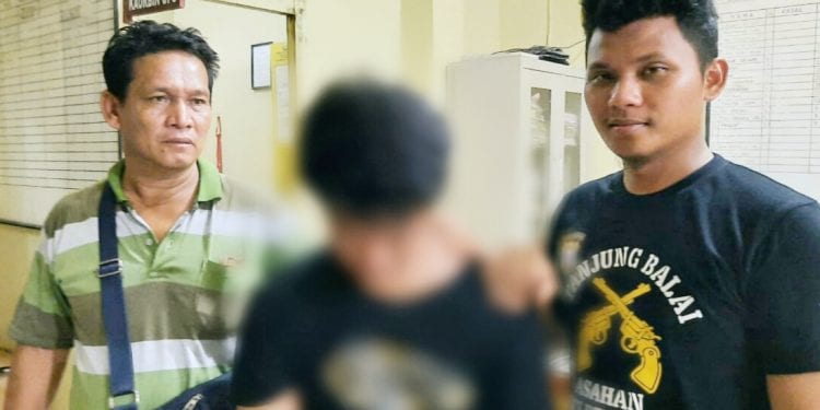 foto/teks: ignatius siagian
■ Tersangka IF (17) berikut dengan barang buktinya saat diamankan di Mako Polres Tanjungbalai.