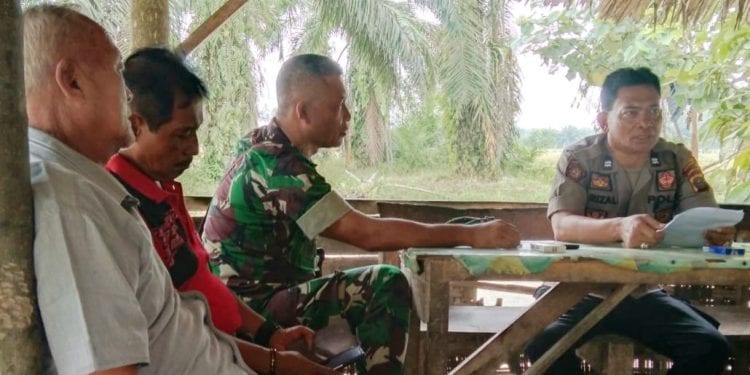 foto/teks: edy surya    
■ Kapospol, Camat serta Danramil Meranti dalam pertemuan membahas persoalan keberatan warga atas keberadaan lapo tuak milik Misli.