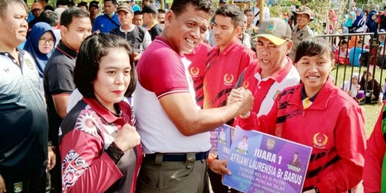 Afriani Laurensia br Barus saat menerima tali asuh dari Kapolres Asahan, AKBP Dwi Nugroho Karyanto pada Hut ke-74 Kabupaten Asahan.