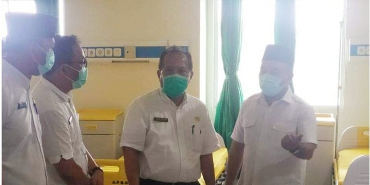 Bupati Labuhanbatu H. Andi SUhaimi Dalimunthe ST,MT didampingi Kepala DInas Kesehatan dan Dirut RSUD Rantauprapat saat melakukan pengecekan.