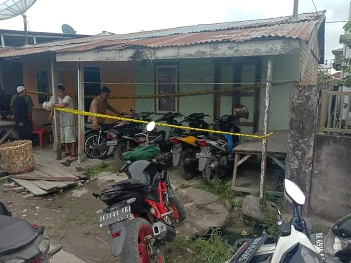 Lokasi rumah siswi MTSn Tanjungbalai yang diduga dibunuh pamannya dipasang Police line.