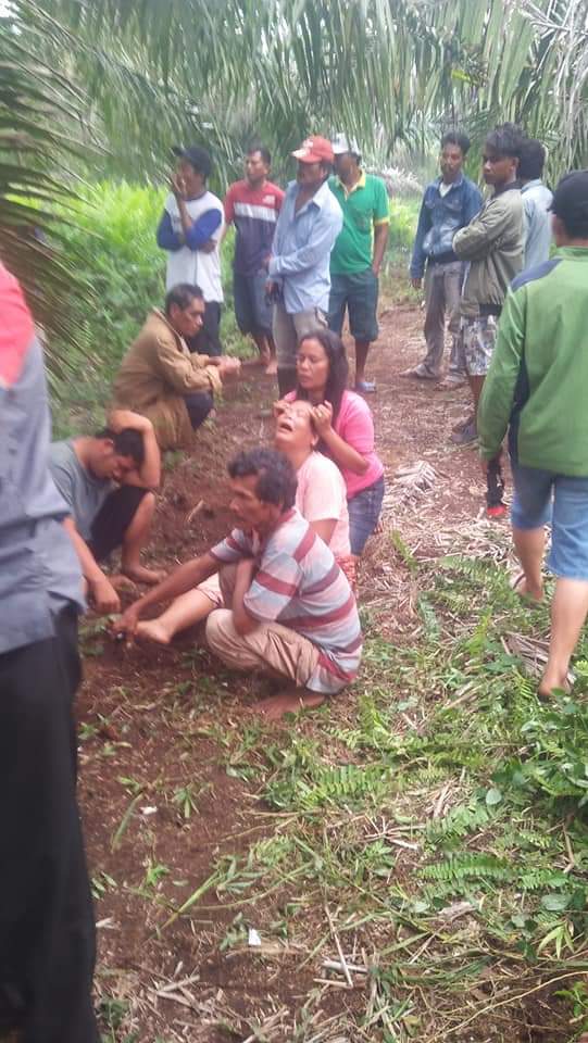 Keluarga korban siswi SMP di Sei Kepayang Asahan yang ditemukan tewas di dalam parit menangis histeris. 