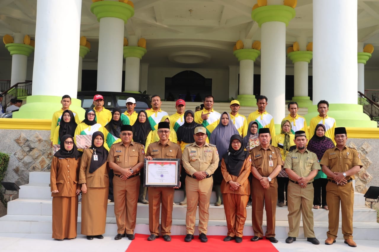 Ignatius Siagian/TASLABNEWS)  Penyerahan penghargaan kepada petugas kebersihan dalam Apel Gabungan di halaman Kantor Walikota Tanjungbalai.