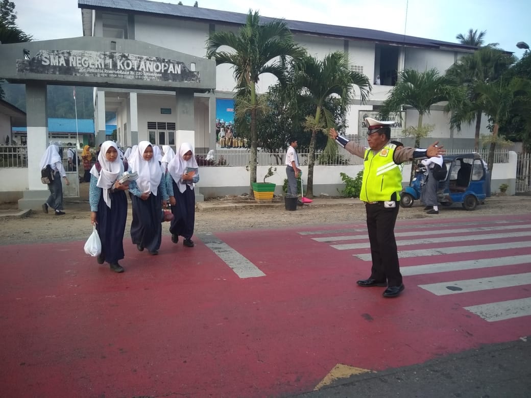 Sat Lantas Polres Madina Atur Arus Lalulintas di Persimpangan dan Sekolah.