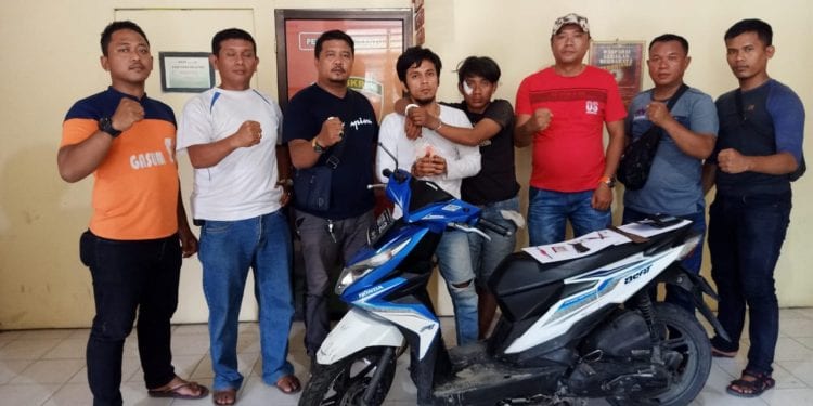 Kedua tersangka pelaku pencurian di Tanjungbalai yang diringkus diapit polisi