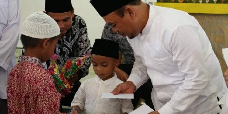 Bupati Labuhanbatu H Andi Suhaimi Dalimunthe ST.MT saat memberikan Santunan kepada anak-anak yatim.