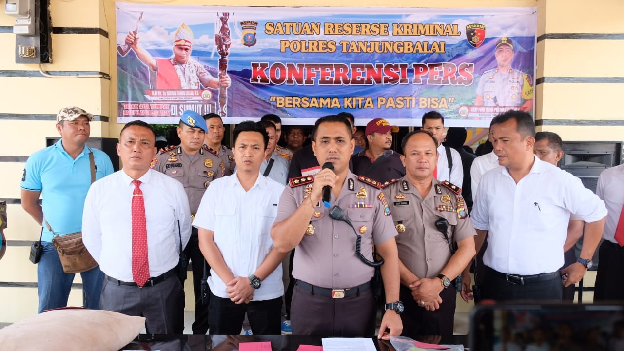 Kapolres Tanjungbalai AKBP Putu Yuda Prawira menggelar konferensi pers kasus pembunuhan siswi MTSn.