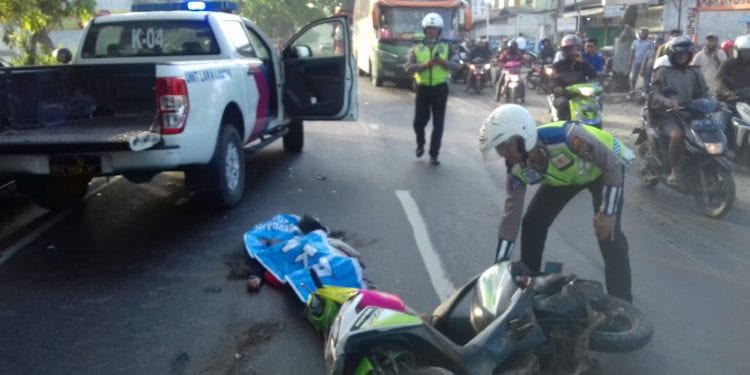 Personel Satlantas Polres Sergai melakukan olah TKP di lokasi tabrakan yang menewaskan korban.