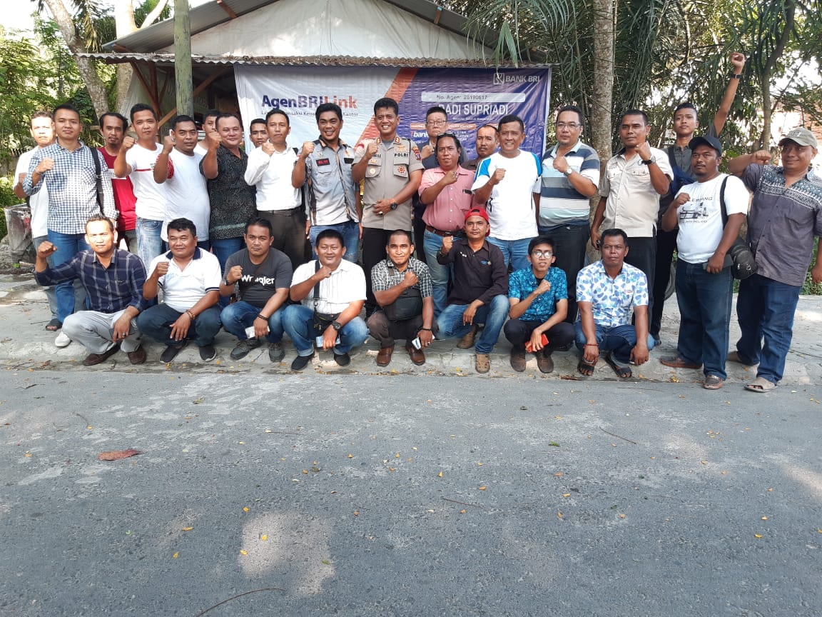 Kapolres Asahan AKBP Nugroho Dwi Karyanto dan Kasat Reskrim foto bersama insan pers di warung jurnalis.