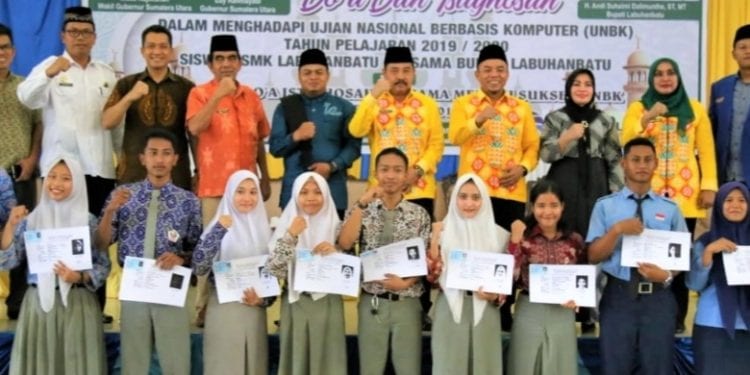 Bupati Labuhanbatu H. Andi Suhaimi Dalimunthe ST MT didampingi Ketua TP PKK Labuhanbatu serta para Kepala OPD saat foto bersama pelajar SMK