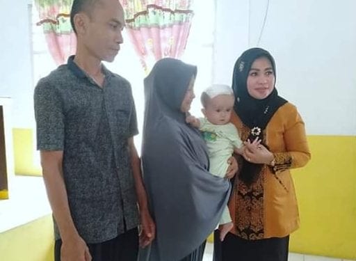 Ketua PKK Labuhanbatu Ibu Hj. Rosmanidar Andi Suhaimi saat menyerahkan bantuan kepada orang tua Zahrah Wulandari.