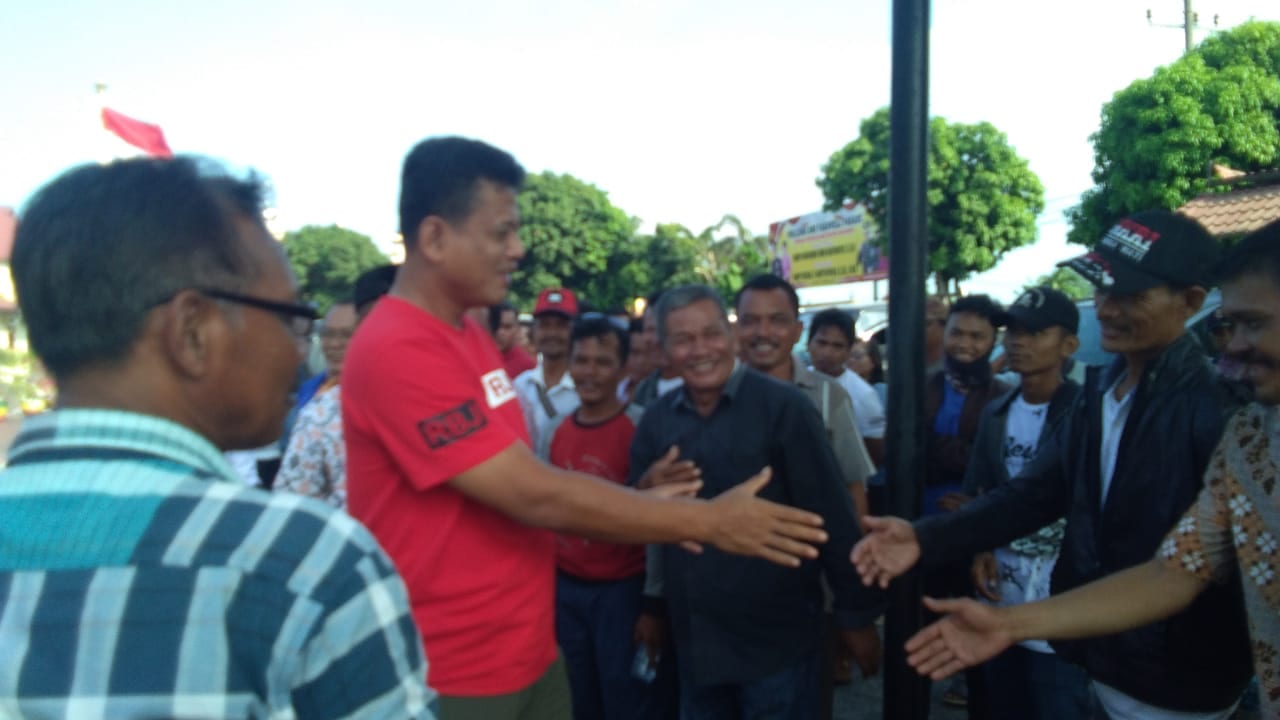 Kapolres Asahan AKBP Nugroho Dwi Karyanto saat menyambut warga yang mengucapkan terimakasih atas keberhasilan polres menangkap 3 centeng pembunuh siswi SMP.