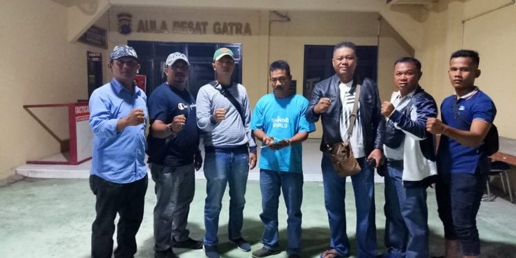 Ignatius Siagian/taslabnews) Tersangka Samsuddin alias Udin Vega beserta barang buktinya saat diamankan di Polres Tanjungbalai.