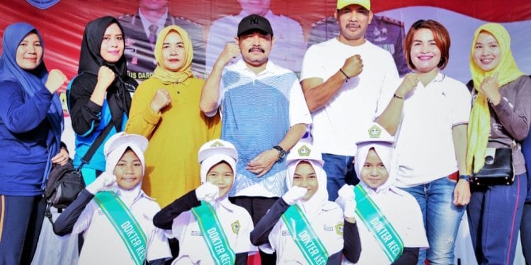 Sekdakab Labuhanbatu Ahmad Muflih (tengah) berfoto bersama seusai acara.