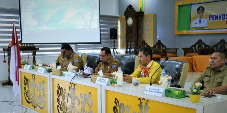 Sekda Ahmad Muflih didampingi Kepala Badan Litbang dan narasumber dari Balitbang Pemko Magelang Andjar Prasetyo SE MSi saat memberikan materi.