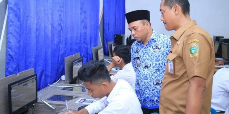 Bupati Labuhanbatu H Andi Suhaimi saat meninjau pelaksanaan UNBK di SMK Pemda Rantauprapat.