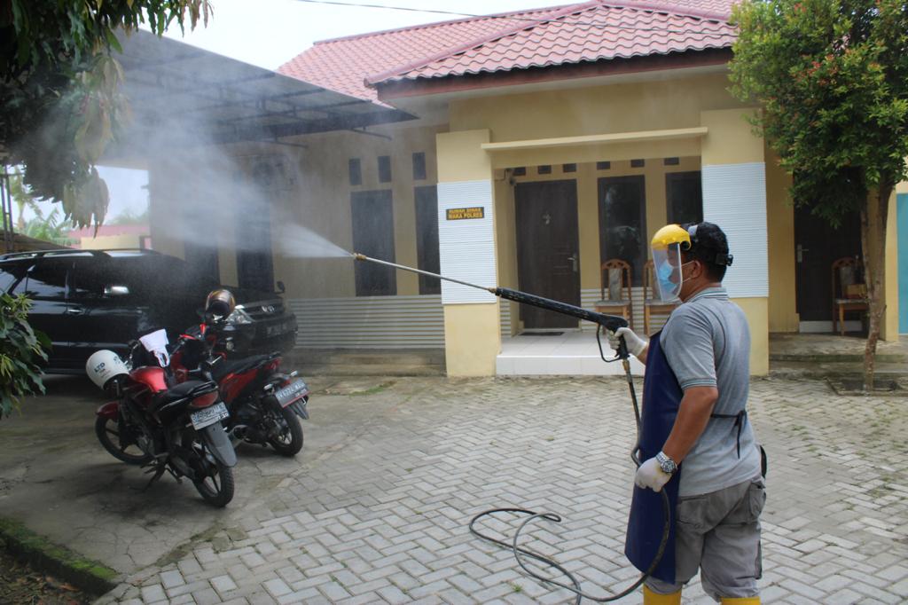 Penyemprotan cairan desinfektan di Mapolres Sergai.