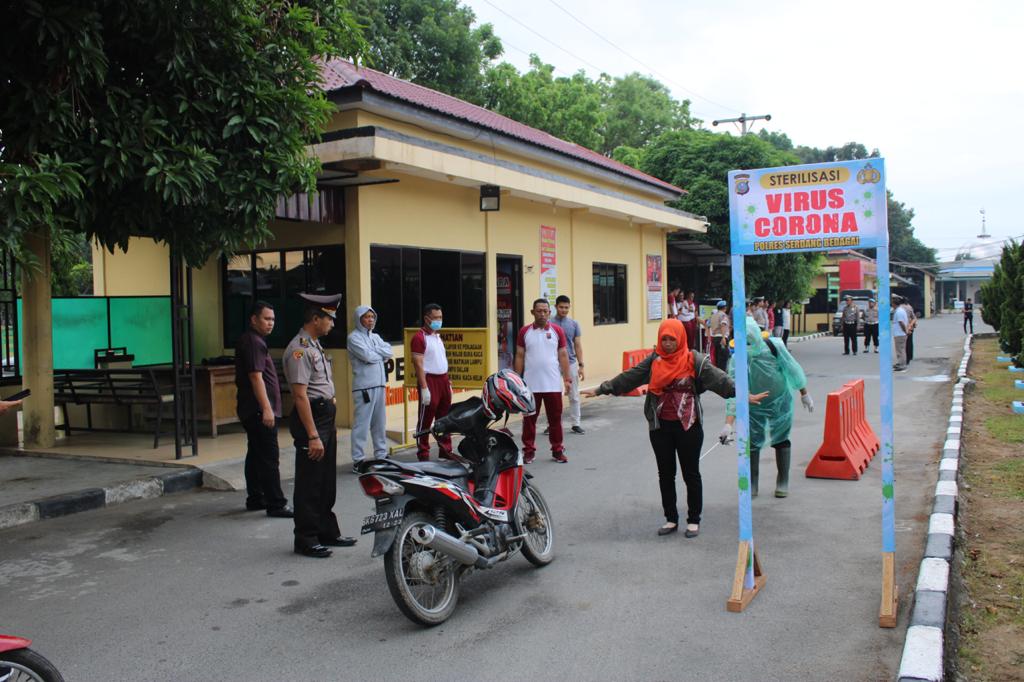 Personil dan Masyarakat yang Masuk ke Polres Sergai Disemprotkan Cairan Desinfektan